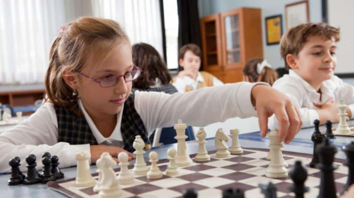 I am going to play chess. Человек играющий в шахматы. Руки играющие в шахматы. Партнёров шахмат. Двое играющие шахматы.